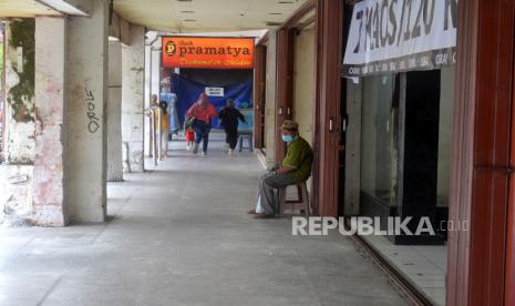  Kawasan Malioboro mulai ditinggalkan pedagang kaki lima (PKL) di Yogyakarta, Selasa (1/2/2022). Pemkot Yogyakarta memberikan waktu pindah PKL Malioboro hingga Senin (7/2/2022) mendatang di Teras Malioboro I dan II. Beberapa PKL mulai mengukur lapak baru dan memindahkan gerobak PKLnya. Surat pengumuman untuk memindahkan gerobak PKL juga sudah ditempel oleh petugas.