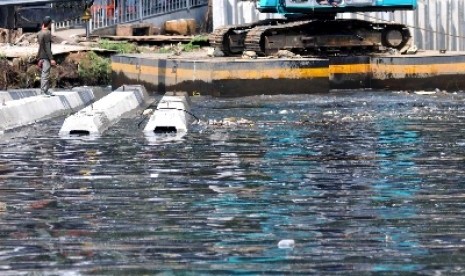 Kawasan Mangga Dua di Jakarta Utara yang rawan banjir dipasang tanggul pada Ahad (8/6).