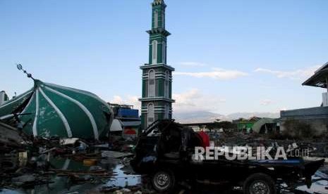 Kawasan Masjid Baiturrahman pascagempa dan tsunami di daerah Taman Ria, Palu, Sulawesi Tengah, Senin (1/10).