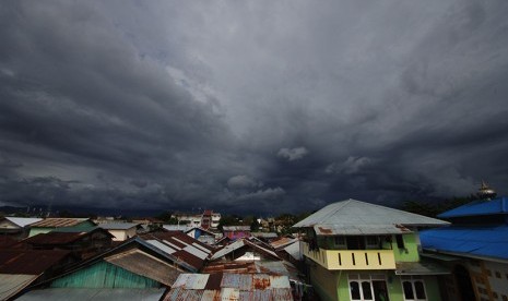 Kawasan padat penduduk terlihat diliputi awan mendung, di kawasan Purus, Padang, Sumatera Barat, Kamis (12/11).