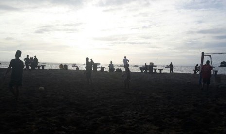 Kawasan Pantai Senggigi di Kabupaten Lombok Barat, Nusa Tenggara Barat (NTB) mulai ramai dikunjungi warga dan wisatawan jelang malam pergantian tahun.