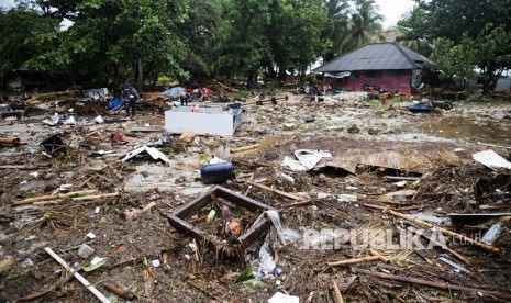 Kawasan pinggir pantai yang mengalami kerusakan akibat bencana Tsunami di Pantai Tanjung Lesung, Banten, Jawa Barat, Ahad (23/12/2018).