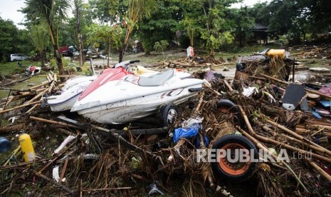 Kawasan pinggir pantai yang mengalami kerusakan akibat bencana Tsunami di Pantai Tanjung Lesung, Banten, Jawa Barat, Ahad (23/12/2018). 