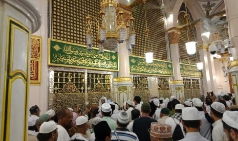 Anjuran Titip Salam untuk Rasulullah. Foto:   Kawasan Raudhah dan koridor di depan Makam Rasulullah SAW kian padat menyusul makin banyaknya jamaah haji yang tiba di Madinah, Selasa (24/7). Para jamaah berebut mengunjungi tempat yang disebut penuh berkah tersebut.