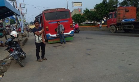 Kawasan Sentra Grosir Cikarang di Jalan RE Martadinata, Kabupaten Bekasi dan sekitarnya terlihat sangat semrawut dengan keberadaan angkutan umum dan bus antar kota. Kawasan inipun menjadi kawasan yang sering mengalami kemacetan.