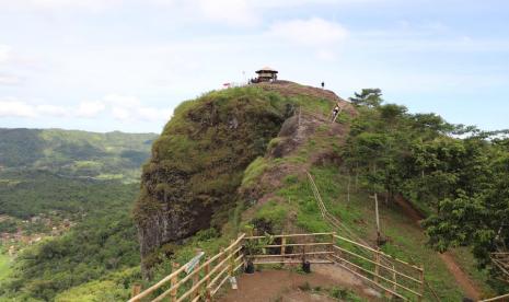 Kawasan wisata Batu Burungayun di Kampung Citapen, Desa Toblong, Kecamatan Cibalong, Kabupaten Garut, Jawa Barat, Sabtu (8/4/2023). 