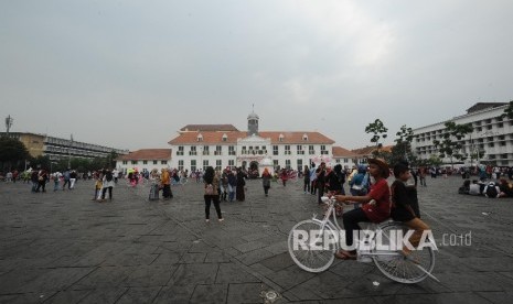 Kawasan wisata Kota Tua dipenuhi wisatawan, Jakarta, Ahad (24/9). 