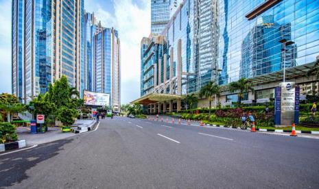 Pemerintah melakukan tracing terkait temuan kasus pertama transmisi lokal varian omicron. Tracing dilakukan untuk menemukan siapa saja kontak erat dengan pasien, di antaranya di restoran di wilayah SCBD, apartemen tempat pasien tinggal, dan aktivitas lainnya selama pasien di Jakarta. Foto: Kawasan SCBD.