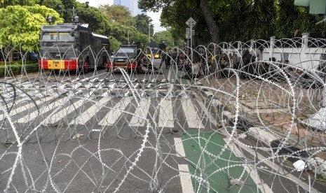 Kawat berduri memblokade jalan ke arah gedung KPU di Jalan Imam Bonjol, Jakarta, Selasa (21/5/2019).