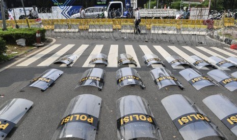 Kawat berduri memblokade jalan ke arah gedung KPU di Jalan Imam Bonjol, Jakarta, Selasa (21/5/2019).