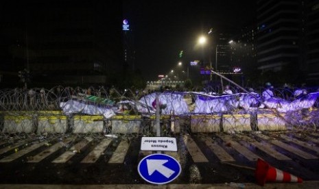 Kawat berduri memblokade Jalan MH Thamrin di depan kantor Bawaslu saat berlangsungnya Aksi 22 Mei, Jakarta, Rabu (22/5/2019). 