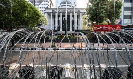 Kawat berduri terpasang di depan Gedung Mahkamah Konstitusi, Jakarta, Selasa (11/6/2019).