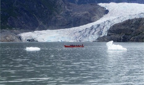 Kayaker mendayung di Danau Mendenhall dan gunung es di Juneau, Alaska (ilustrasi).