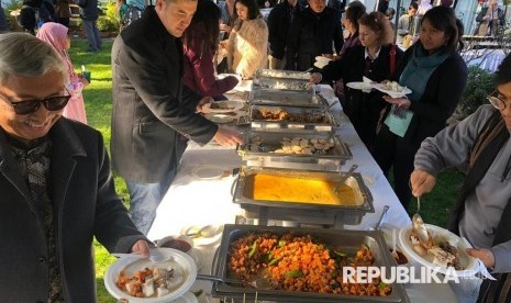 KBRI Canberra bekerja sama dengan AIMF-ACT (Australia Indonesia Muslim Foundation-ACT) menggelar shalat Idul Fitri bersama dengan masyarakat Indonesia di Canberra dan dilanjutkan dengan halal bihalal  bertempat di Balai Kartini, KBRI Canberra.