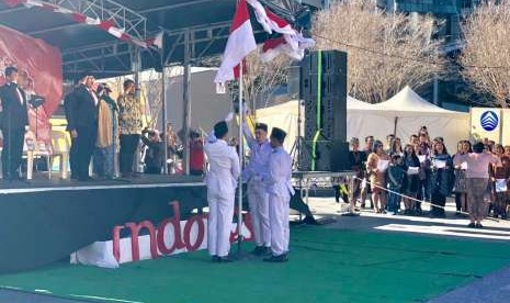 KBRI Canberra menyelenggarakan upacara bendera merah putih di Kings George Square, pusat kota Brisbane, Australia pada Ahad (19/8) siang waktu setempat. Usai upacara 300 lebih WNI memeriahkan lomba HUT ke 73 RI 