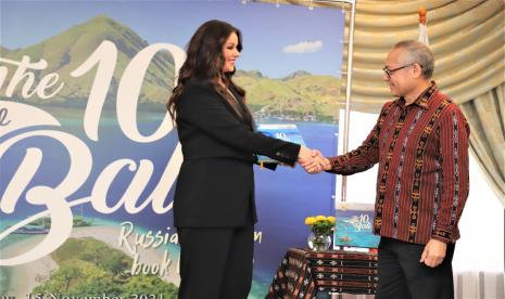 KBRI Moskow meluncurkan secara resmi buku the 10 New Bali edisi Bahasa Rusia pada Senin (15/11). 