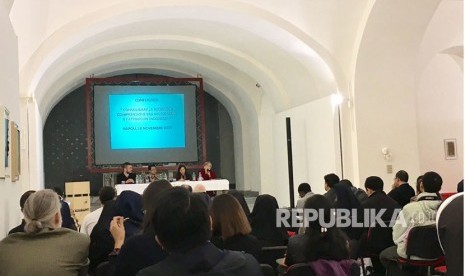 KBRI Vatikan menyelenggarakan dialog Islam-Katholik sebagai usaha menjembatani perbedaan sekaligus membangun kerukunan antar agama di Aula Basilica del Buonconsiglio, Napoli, Italia.