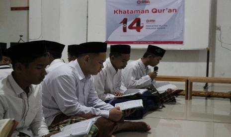 Ke-14 Pesantren dan Rumah Tahfizh tersebut mengadakan doa dan khataman Qur’an selama 3 hari menjelang puncak perayaan milad 14 tahun PPPA Daarul Qur’an.