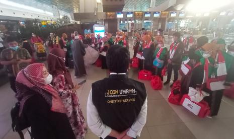 Ke- 153 jamaah umrah di bawah naungan Asosiasi Muslim Penyelenggara Haji dan Umrah Republik Indonesia (Amphuri). Jemaah tersebut berangkat Selasa (25/1/2022) melalui program Joint Umrah Community (JUC).