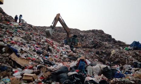 Keadaan sampah di TPA Burangkeng, Burangkeng, Setu, Kabupaten Bekasi. Kepala UPTD TPA Burangkeng Maulana menjelaskan, TPA sudah mengalami kelebihan kapasitas (overload) sejak 2014, Senin (16/9).