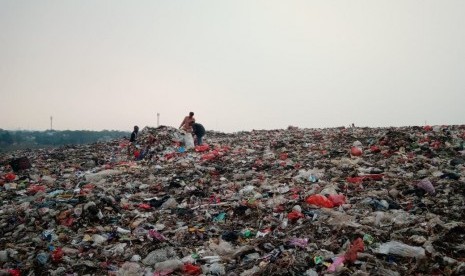 Keadaan sampah di TPA Burangkeng, Burangkeng, Setu, Kabupaten Bekasi. Kepala UPTD TPA Burangkeng Maulana menjelaskan, TPA sudah mengalami kelebihan kapasitas (overload) sejak 2014, Senin (16/9).