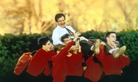 Keakraban antara guru dengan murid di film 'Dead Poets Society'.