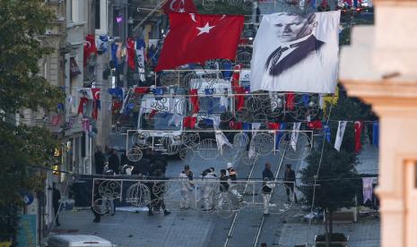 Keamanan dan ambulans di tempat kejadian setelah ledakan di pejalan kaki populer Istanbul Istiklal Avenue, Minggu, 13 November 2022. Sebuah ledakan di salah satu jalan pejalan kaki paling populer di Istanbul menewaskan empat orang dan melukai lebih dari 30 pada hari Minggu, kata pihak berwenang. Penyebab ledakan di Istiklal Avenue tidak segera jelas. Lima jaksa ditugaskan untuk menyelidiki ledakan itu, kata kantor berita Anadolu.