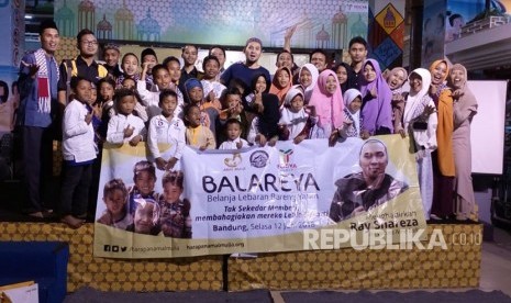 Kebahagiaan menuju Hari Raya Idul Fitri 1439 Hijriah semakin dirasakan oleh puluhan anak yatim yang tinggal di Kota Bandung. Mereka mengikuti program belanja lebaran bareng yatim (Balareya) di salah satu pusat perbelanjaan di Jalan Kepatihan, Bandung, Selasa (12/6).