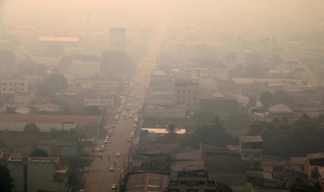 Kabut asap dampak kebakaran di hutan Amazon yang meliputi kota Porto Velho, Rondonia, Brasil.