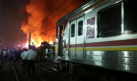 Kebakaran di Kembangan, Jakarta Barat, Kamis (29/3), situasi terakhir pukul 19.28 WIB masih menyala. 