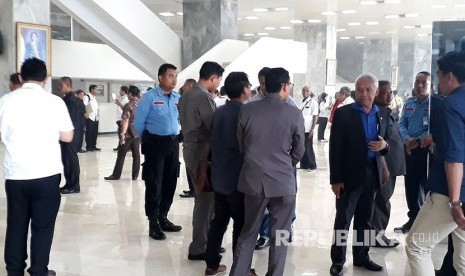 Anggota DPR dan MPR serta pegawai dievakuasi akibat kebakaran di ruangan lantai dua Gedung Nusantara III, Kompleks Parlemen Senayan, Jakarta pada Selasa (14/11). 