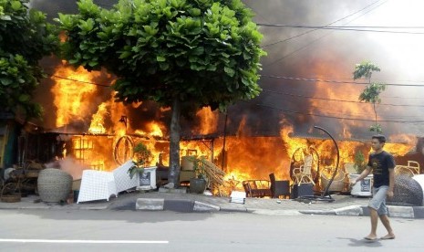 Kebakaran di toko mebel di Jalan Soekarno Hatta Bandung, Selasa (17/1)