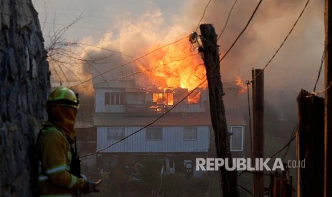 Kebakaran di Valparaiso, Chile, menghanguskan bangunan warga di permukiman padat penduduk.