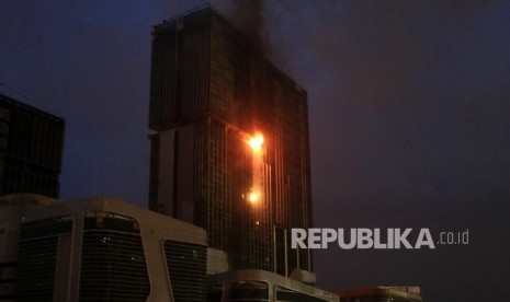 Kebakaran gedung proyek Hotel Swiss Bel Kelapa Gading, Jakarta Utara, Ahad (7/8). Kebakaran yang terjadi di lantai 23 tersebut mengakibatkan 3 korban meninggal dunia. Yasin Habibi/ Republika