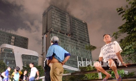 Kebakaran gedung proyek Hotel Swiss Bel Kelapa Gading, Jakarta Utara, Ahad (7/8)