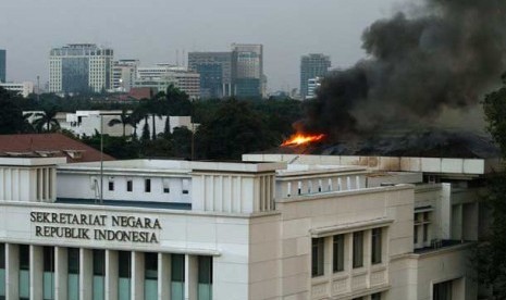 Kebakaran yang terjadi di Gedung Sekretariat Negara di Komplek Istana Kepresidenan, Jakarta, Kamis (21/3) sore.