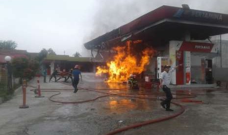 Kebakaran hebat melanda SPBU Pertamina di Sawahan, Kota Padang pada Jumat (21/9) sekitar pukul 14.50 WIB. 