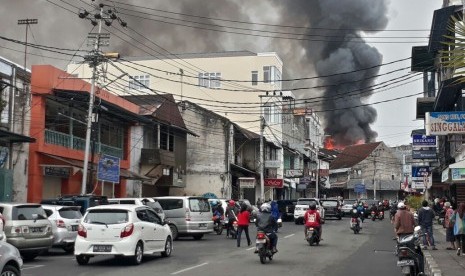 Kebakaran hebat terjadi di Pasar Ateh (Pasar Atas) Bukittinggi pada Senin (30/10) pagi.