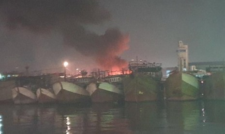 Kebakaran Kapal. Kapal riset Baruna Jaya I milik Badan Pengkajian dan Penerapan Teknologi (BPPT) hampir terbakar di Dermaga Muara Baru pada Sabtu (23/2) malam.