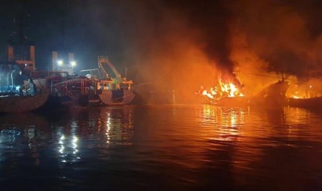 Kebakaran Kapal. Kapal riset Baruna Jaya I milik Badan Pengkajian dan Penerapan Teknologi (BPPT) hampir terbakar di Dermaga Muara Baru pada Sabtu (23/2) malam.