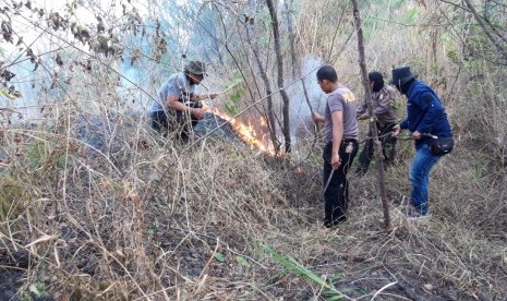 Kebakaran lahan terjadi di Gunung Guntur, Kabupaten Garut, Rabu (21/8). Dok Polsek Tarogong Kaler.