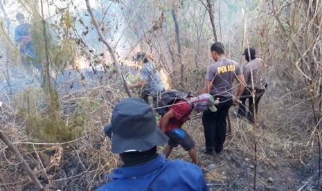 Kebakaran lahan terjadi di Gunung Guntur, Kabupaten Garut, Rabu (21/8). Dok Polsek Tarogong Kaler.