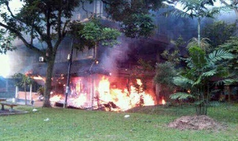 Kebakaran melanda Gedung C FISIP Universitas Indonesia (UI), Depok, Jawa Barat, Selasa (7/1). 