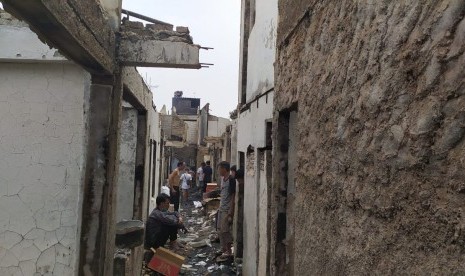 Kebakaran melanda kawasan perumahan di Kampung Bendungan, Jatinegara, Jakarta Timur, Sabtu (21/9).