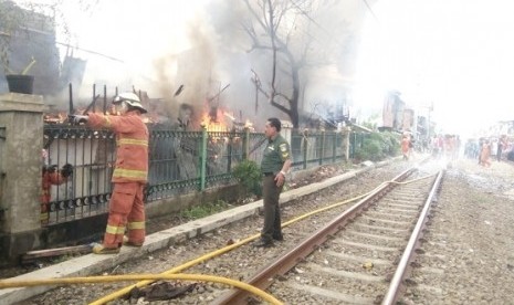 Kebakaran melanda permukiman padat dekat rek kereta api Grogol, Kamis (8/11)