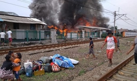 Kebakaran melanda rumah tinggal di pinggiran rel  Taman Kota Jakarta Barat., Jumat (9/11)