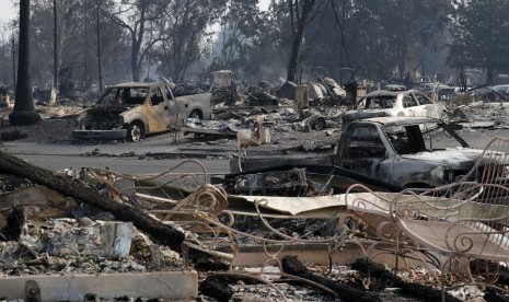 Kebakaran mengakibatkan rumah dan kendaraan habis dilalap di kawasan Santa Rossa, California (10/10).