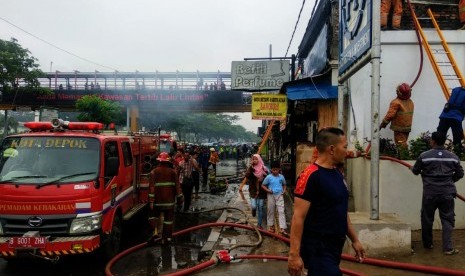 Kebakaran menghaguskan lima kios pedagang dekat pusat perbelanjaan Depok Town Square (Detos) di Jalan Margonda, Kota Depok, Selasa (17/12) sekira pukul 06.37 WIB.