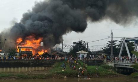 Kebakaran menghanguskan 50 rumah di Jalan Kalianyar Raya, RT 007, RW 08,  Kelurahan Kali Anyar, Tambora, Jakarta Barat, Rabu (17/2) sore. 