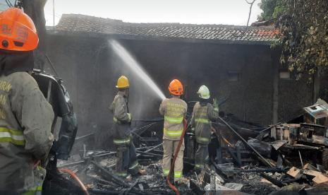 Kebakaran menghanguskan gudang rongsok dan warung yang berada di Jalan Cibogo, Sukajadi, Kota Bandung, Kamis (5/9/2024) sekitar pukul 05.58 WIB. Lokasi kebakaran berada di pemukiman padat penduduk. 